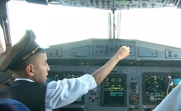 Pilots, Airplane, Algiers,10 year old fly plane, Algiers international airport, 2 pilots suspended