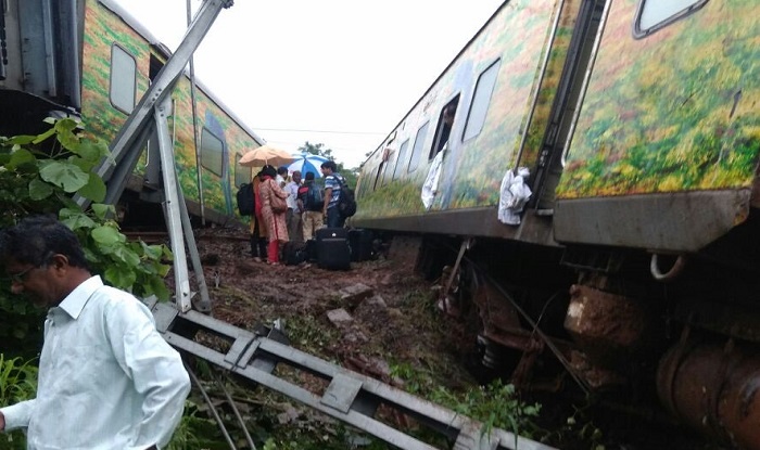 Train accident, Nagpur-Mumbai Duronto Express derailed, Mumbai, Maharashtra train accident, Uttar Pradesh, Train derails, Indian Railway