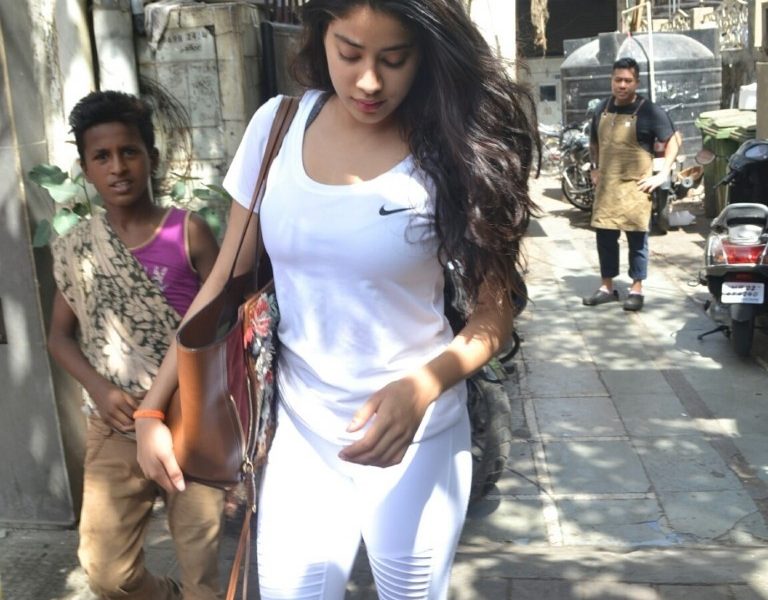 See sexy PICS of Jhanvi Kapoor caught doing some mysterious acts ...