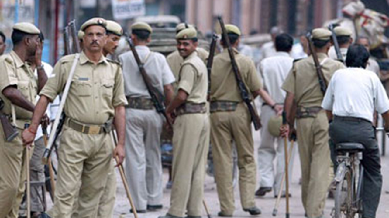 Police constable beaten by youth group with sticks for objecting to drinking
