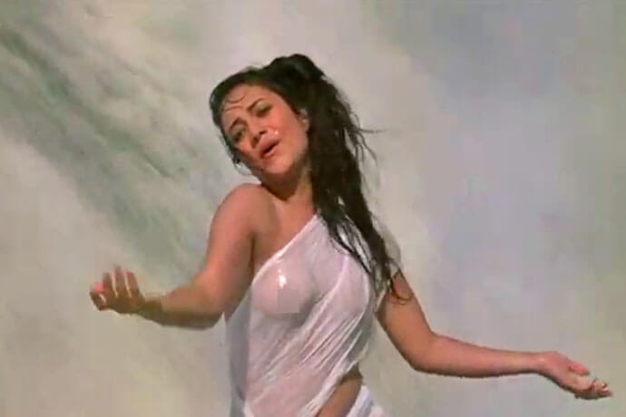 OMG! These Bollywood actresses went TOPLESS on screen â€“ Aaj Ki Khabar