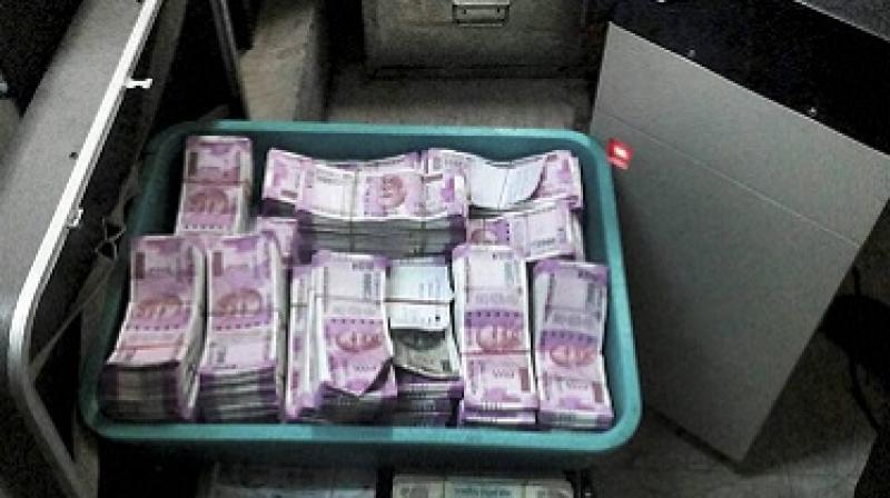 Employees, Men, ATMS, Noida Police, Refilling cash in ATMs, Nodia, Uttar Pradesh, Regional news, Crime news