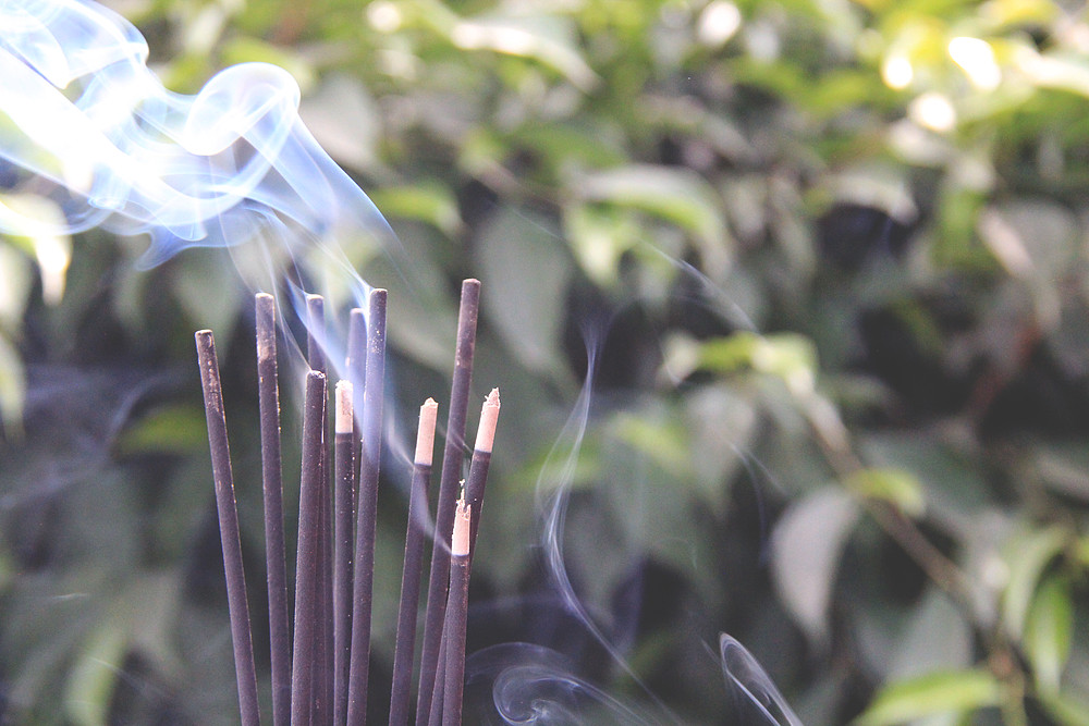 Incense Sticks, Agarbatti, Incense Sticks smoke, Fragrance of Incense Sticks, Effects of Agarbatti, Cigarette, Smoking cigarette, Cancer, Offbeat news, Health news