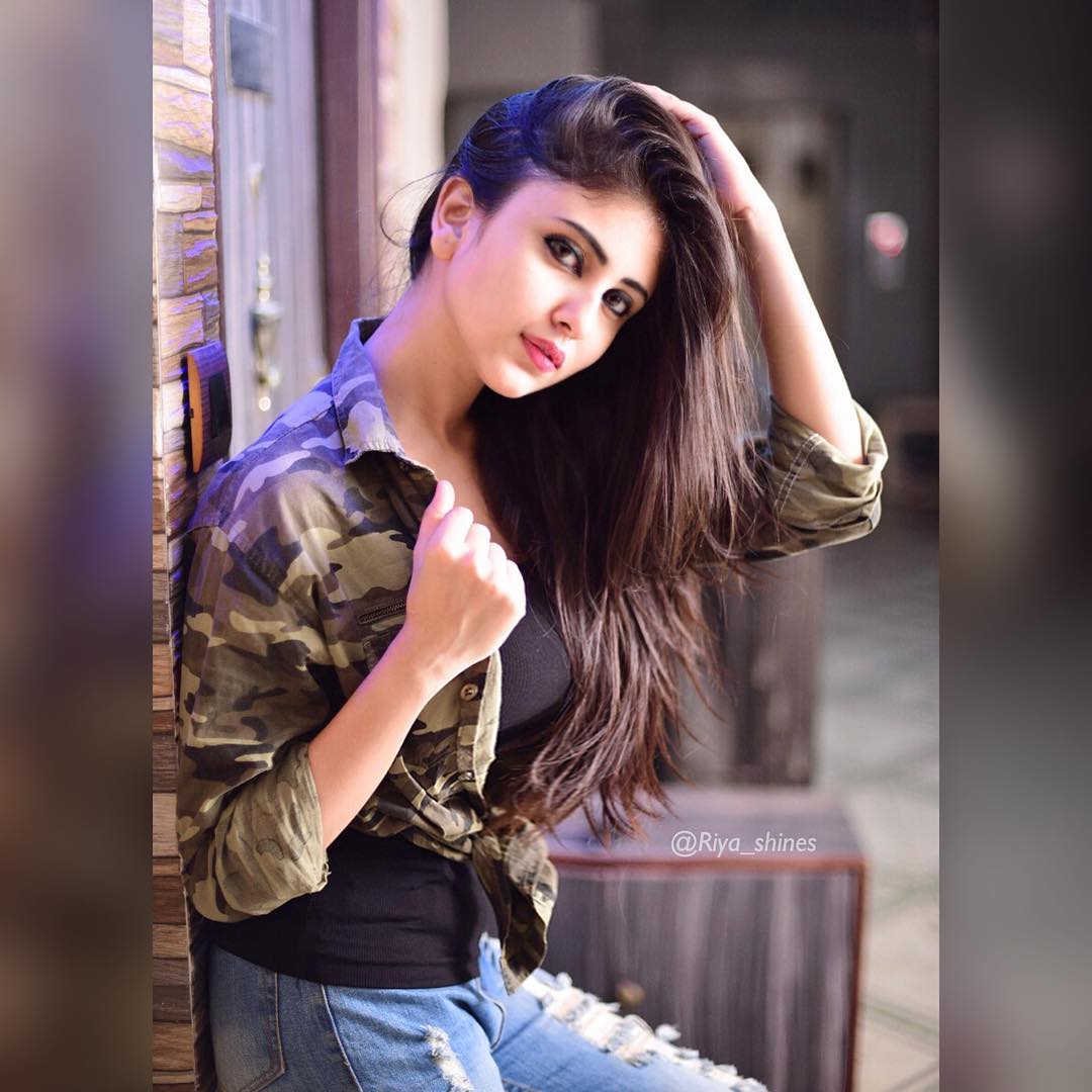This hottest 23-year-old model Riya Shine is more beautiful then Ali ...