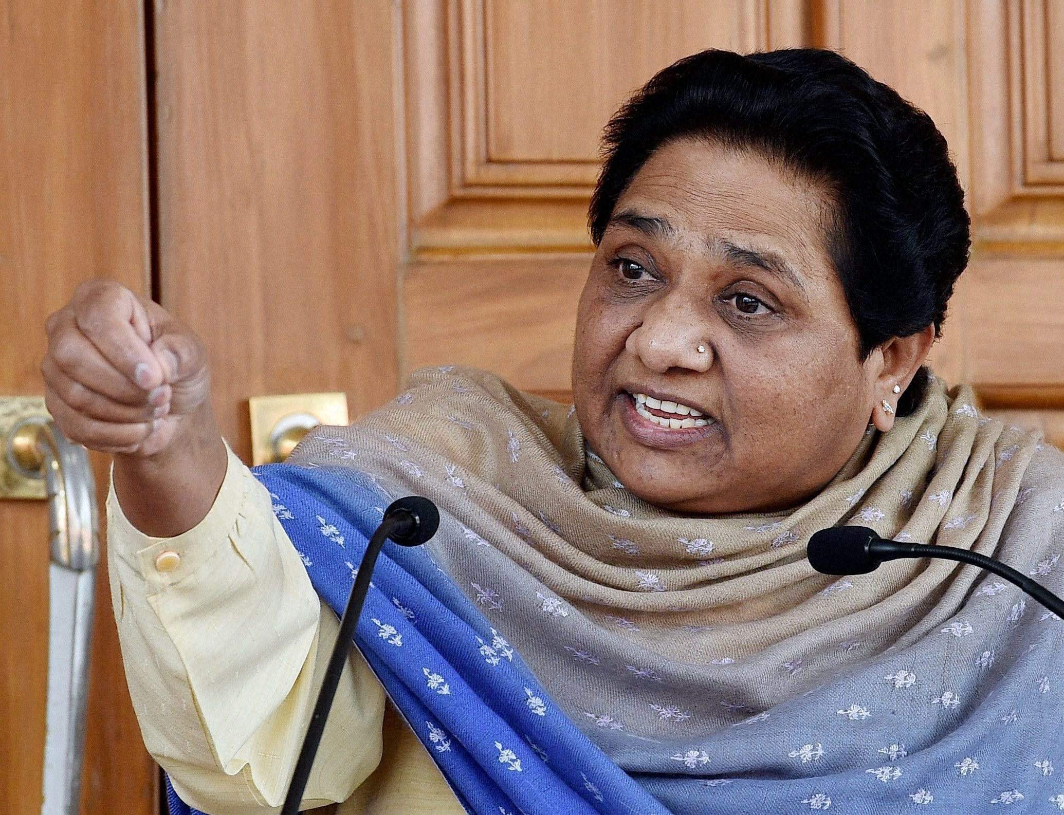 Sonia Gandhi's Hongi Hug Swings 2019 Spotlight on Mayawati vs Modi - News18