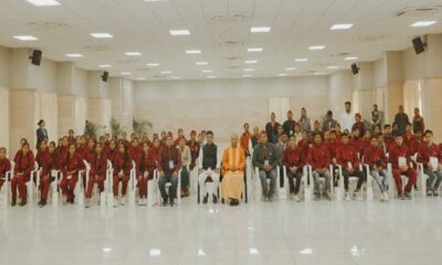 CM Yogi met a team from Uttarakhand