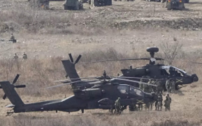 Two combat helicopters Black Hawk crash in America