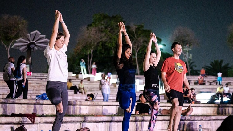 More than 2000 people gathered in yoga program in Dubai