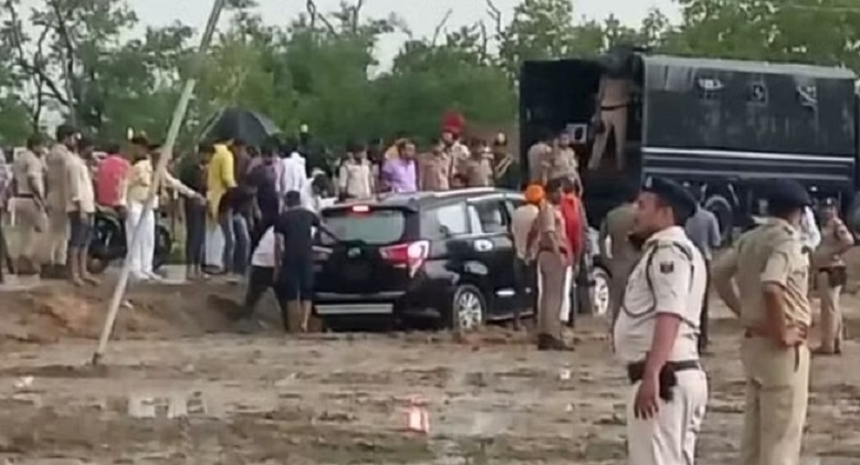 bihar governors vehicle stuck in mud