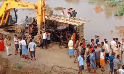 Mini truck overturned in river near under-construction bridge in datia MP