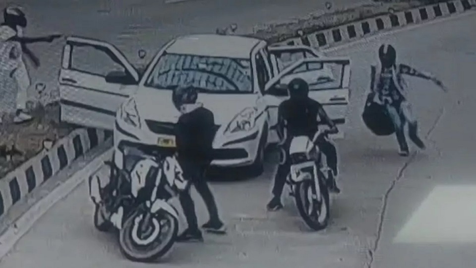 Robbery incident from businessman seen in CCTV footage in Delhi