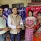मिर्ज़ापुर रमईपट्टी गांव में मुख्य न्यायधीश श्री आर. बी. मिश्रा (सेवानिवृत्त), उच्च न्यायालय द्वारा जियो भारत फ़ोन एक स्थानीय सफाई कर्मी मंजू देवी को दिया गया