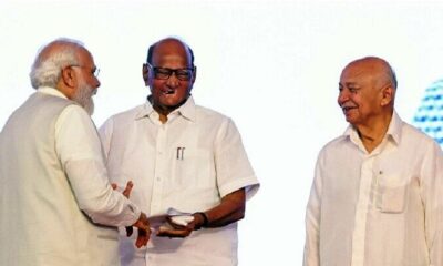 sharad pawar hand on the back of PM Modi in pune