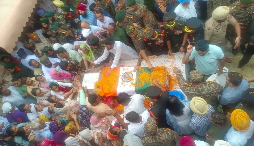 Dead body of Colonel Manpreet Singh reached his native village