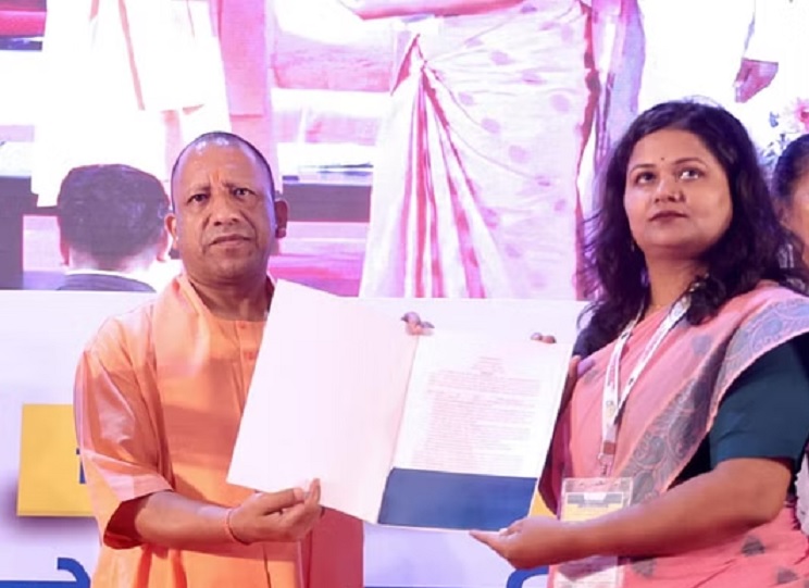 CM Yogi handed over appointment letters to 219 principals in the auditorium of Lok Bhavan