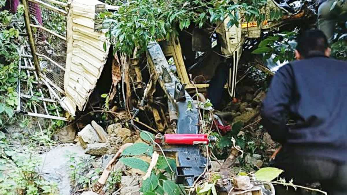 Vehicle fell into 500 meter ditch in nainital