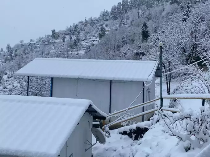 Uttarakhand: Snowfall in the mountains since last night
